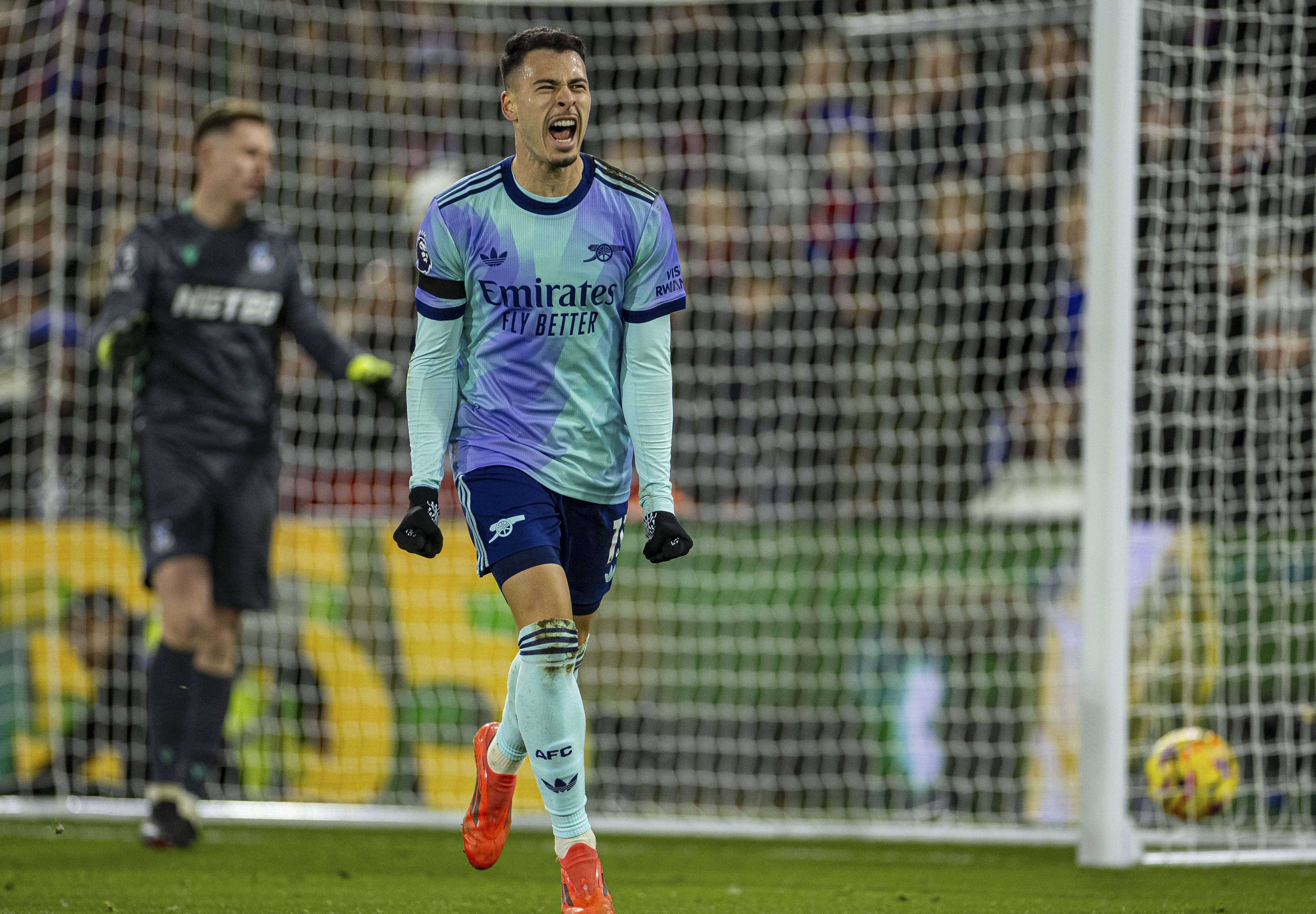 关于阿森纳轻松获胜，热刺不敌对手的信息