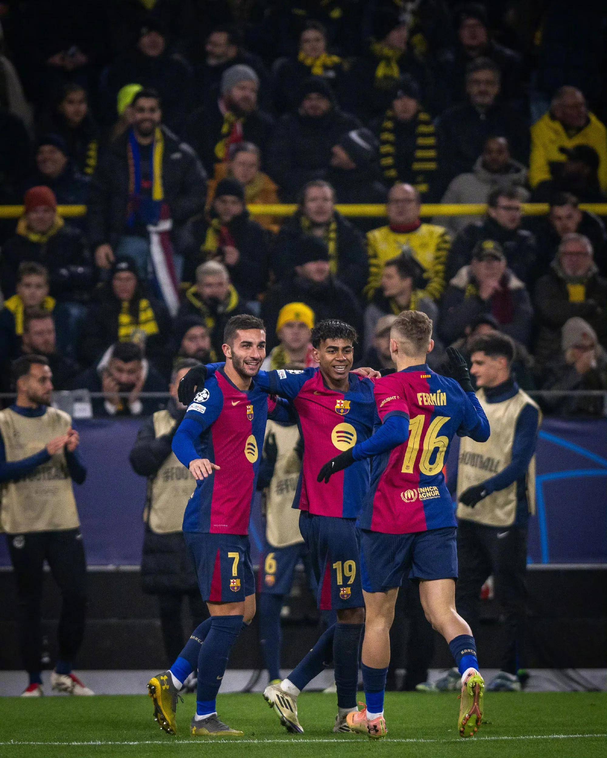 包含意甲领头球队主场胜利，稳坐积分榜榜首的词条