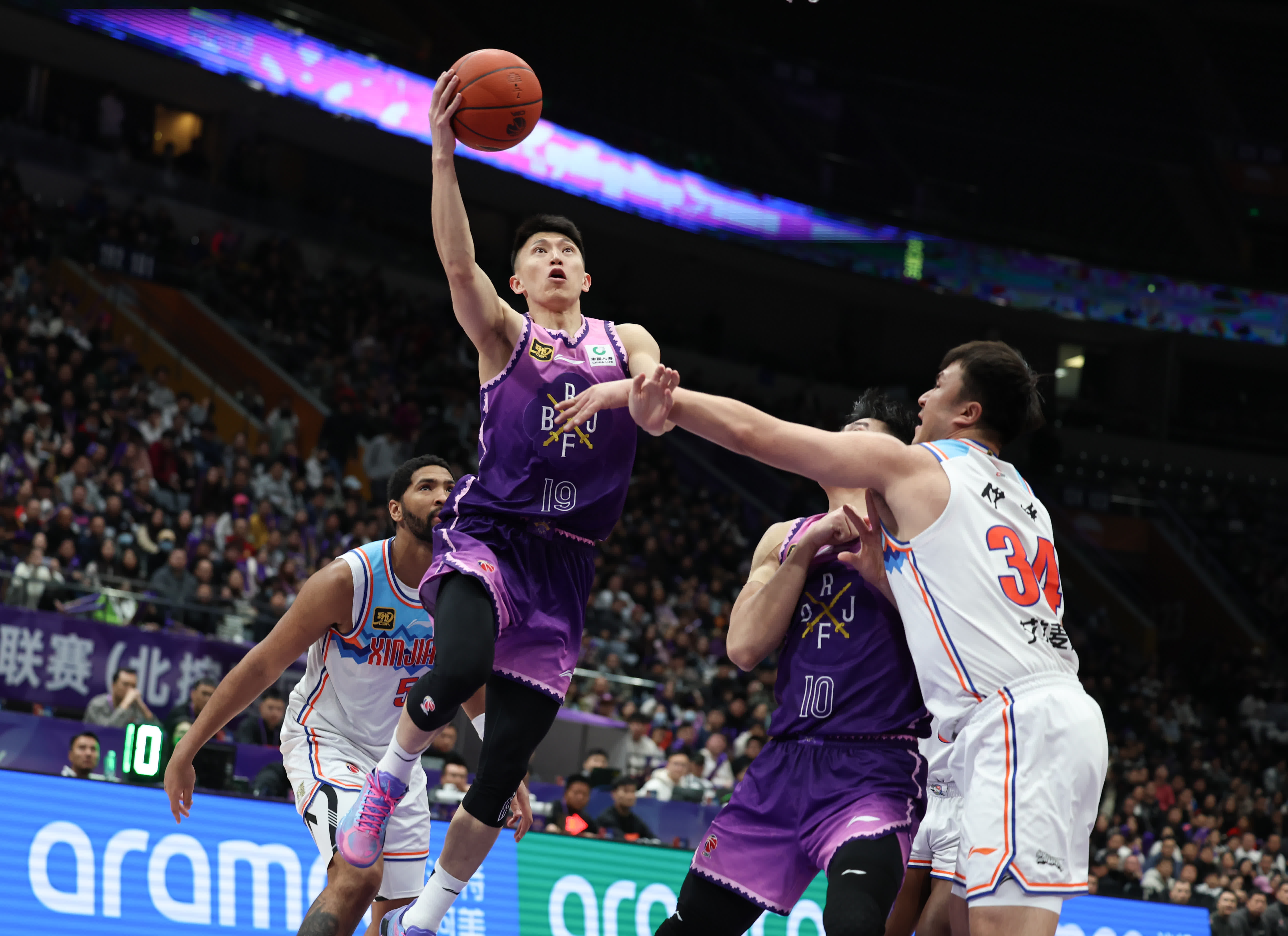 aoa体育体育在线登录-球员在全球范围内的篮球比赛中展现技艺(球员们在赛场上展现)