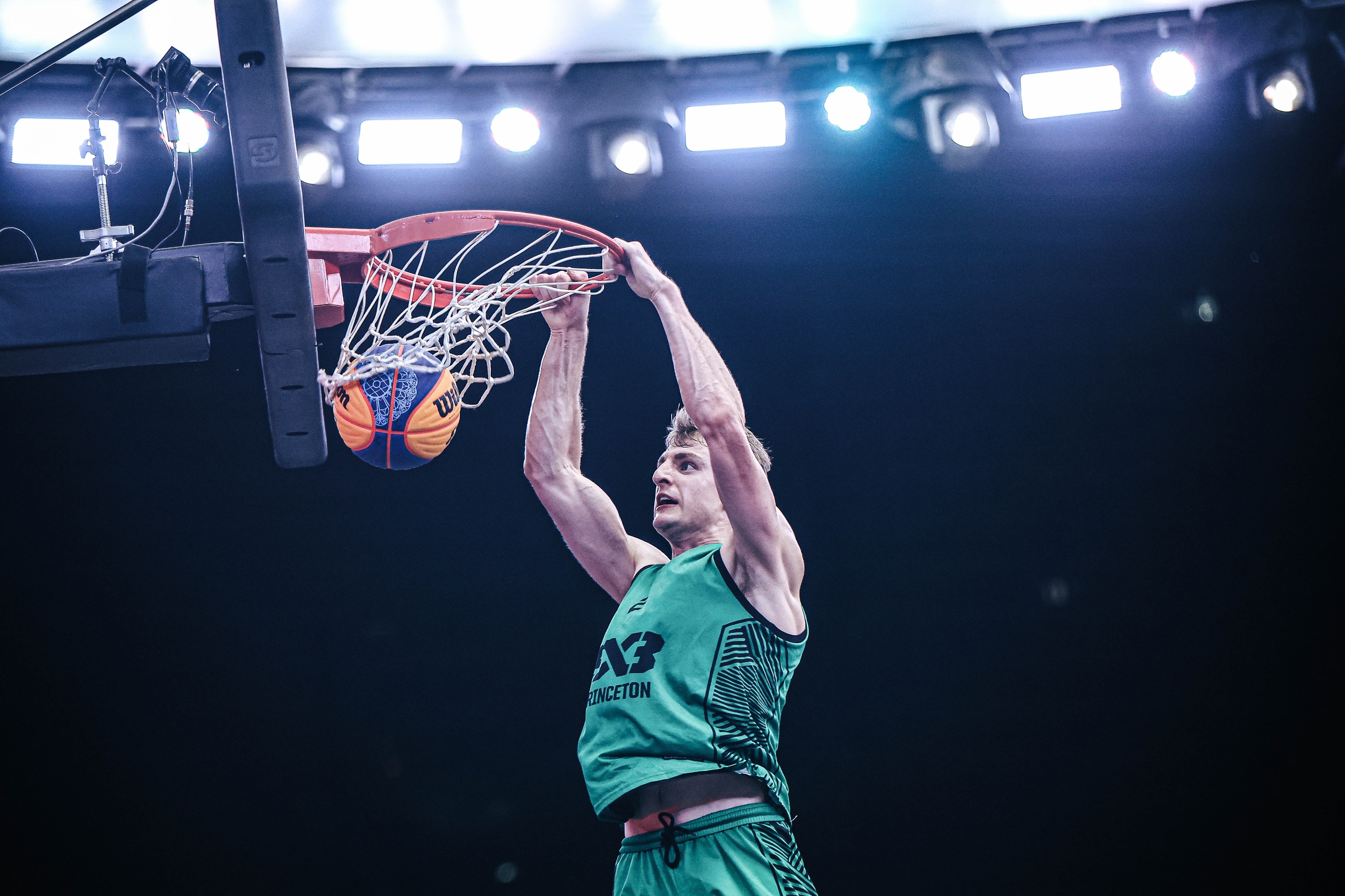 球员在全球范围内的篮球比赛中展现技艺(球员们在赛场上展现)