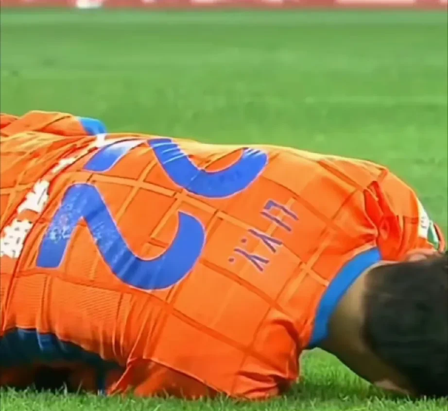 aoa体育体育网页版登录入口-压力瞬间，球员临危不惧展现拼搏精神的简单介绍