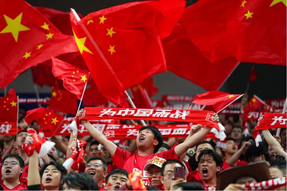 aoa体育体育app-热血沸腾！球迷热情支持球队出征的简单介绍