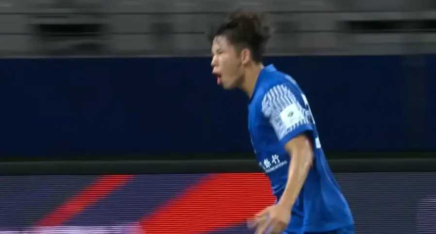 aoa体育体育网页版-机敏队员频频冲刺，时机把握完美，反超对手