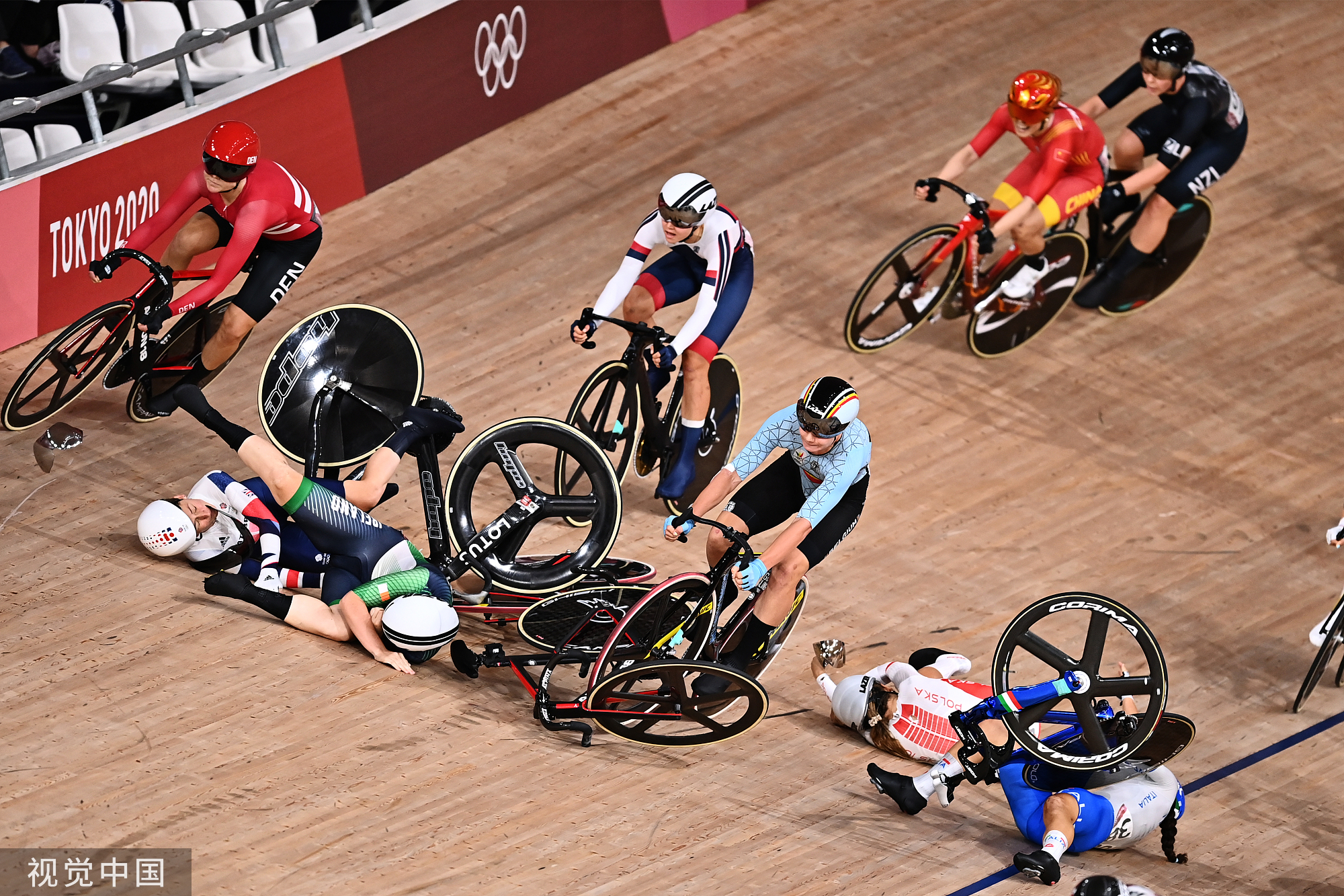 比赛中的意外发生让观众目不转睛 比赛中的意外发生让观众目不转睛