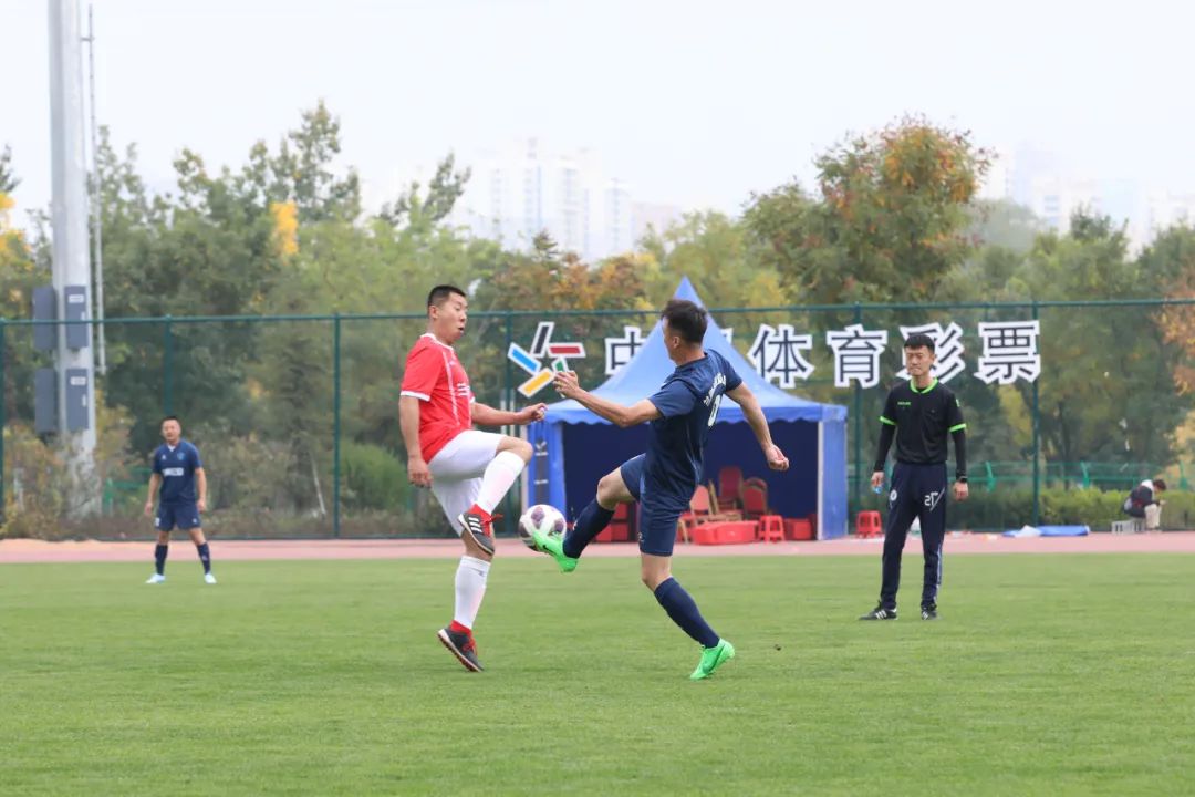 足球比赛精彩上演，激情挥洒飘飘