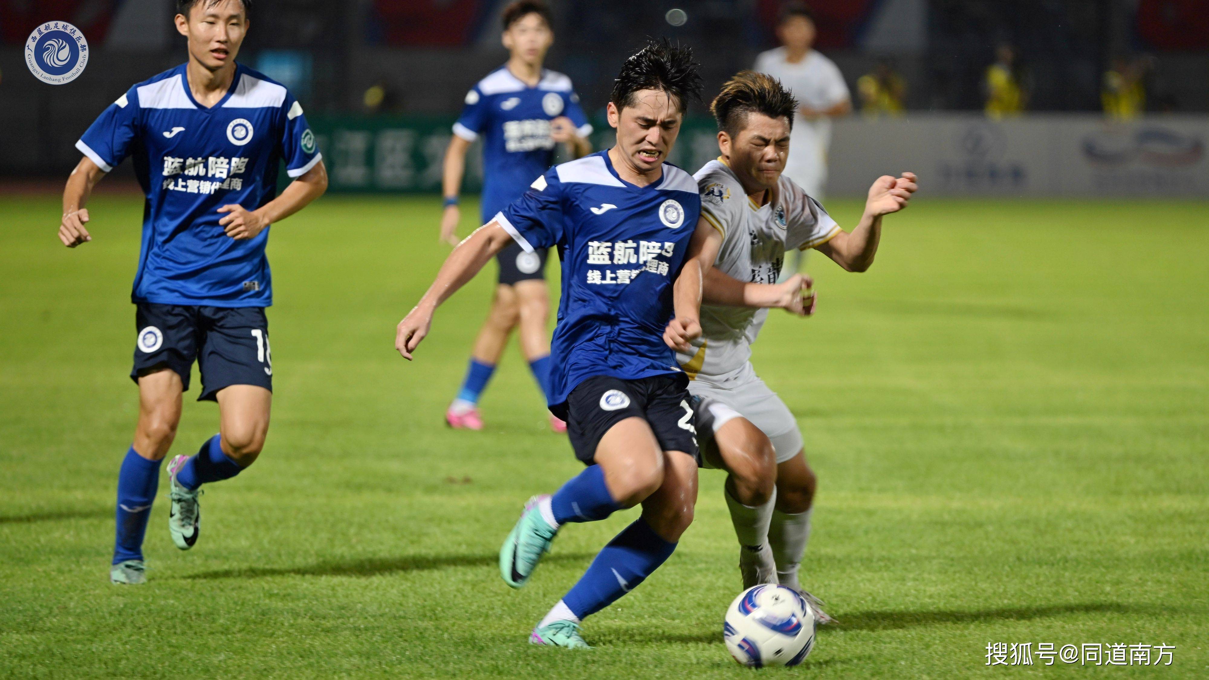 aoa体育体育平台-包含职业足球赛事轮番上演，球员技术不断提升的词条