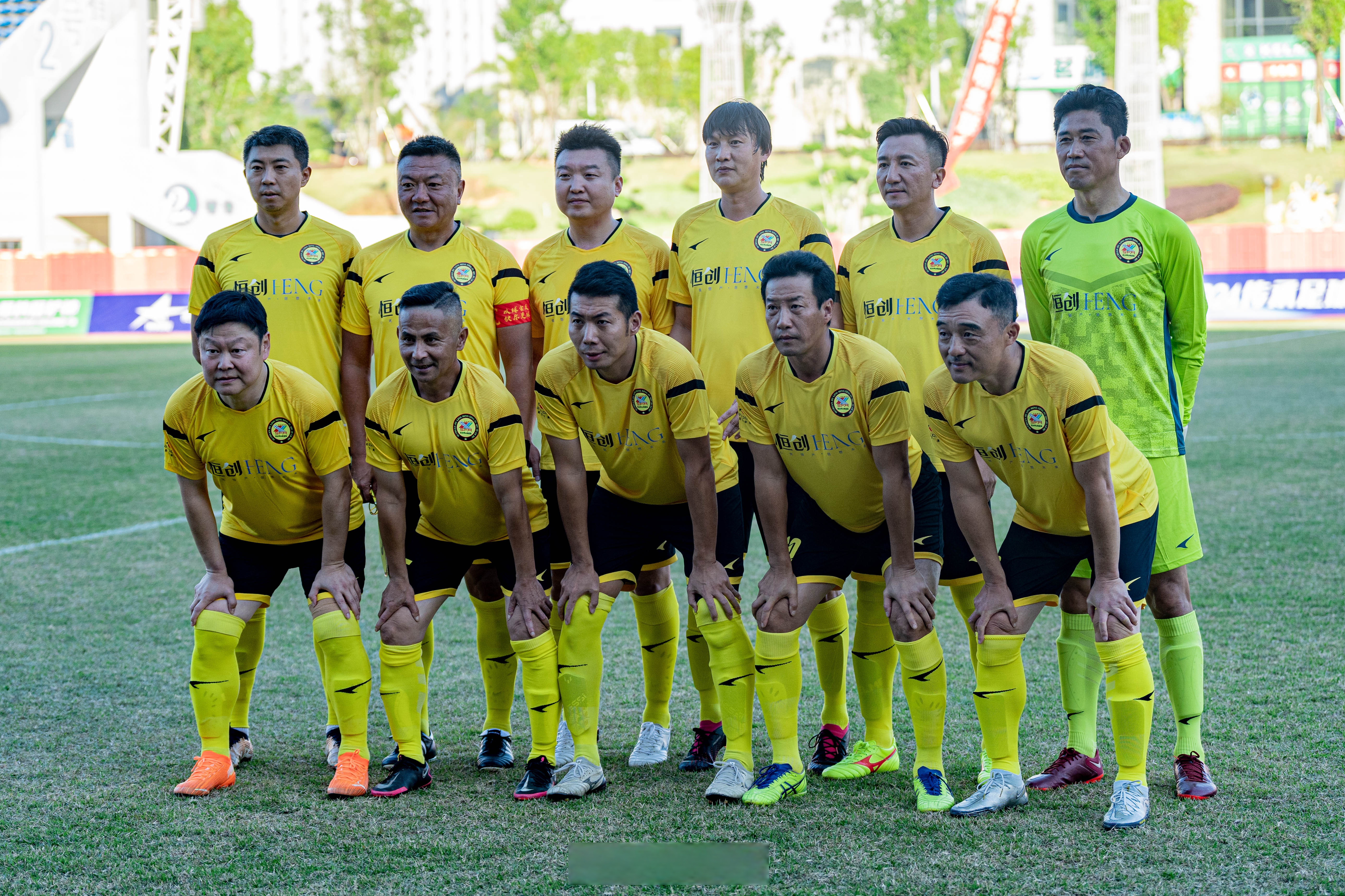 包含职业足球赛事轮番上演，球员技术不断提升的词条