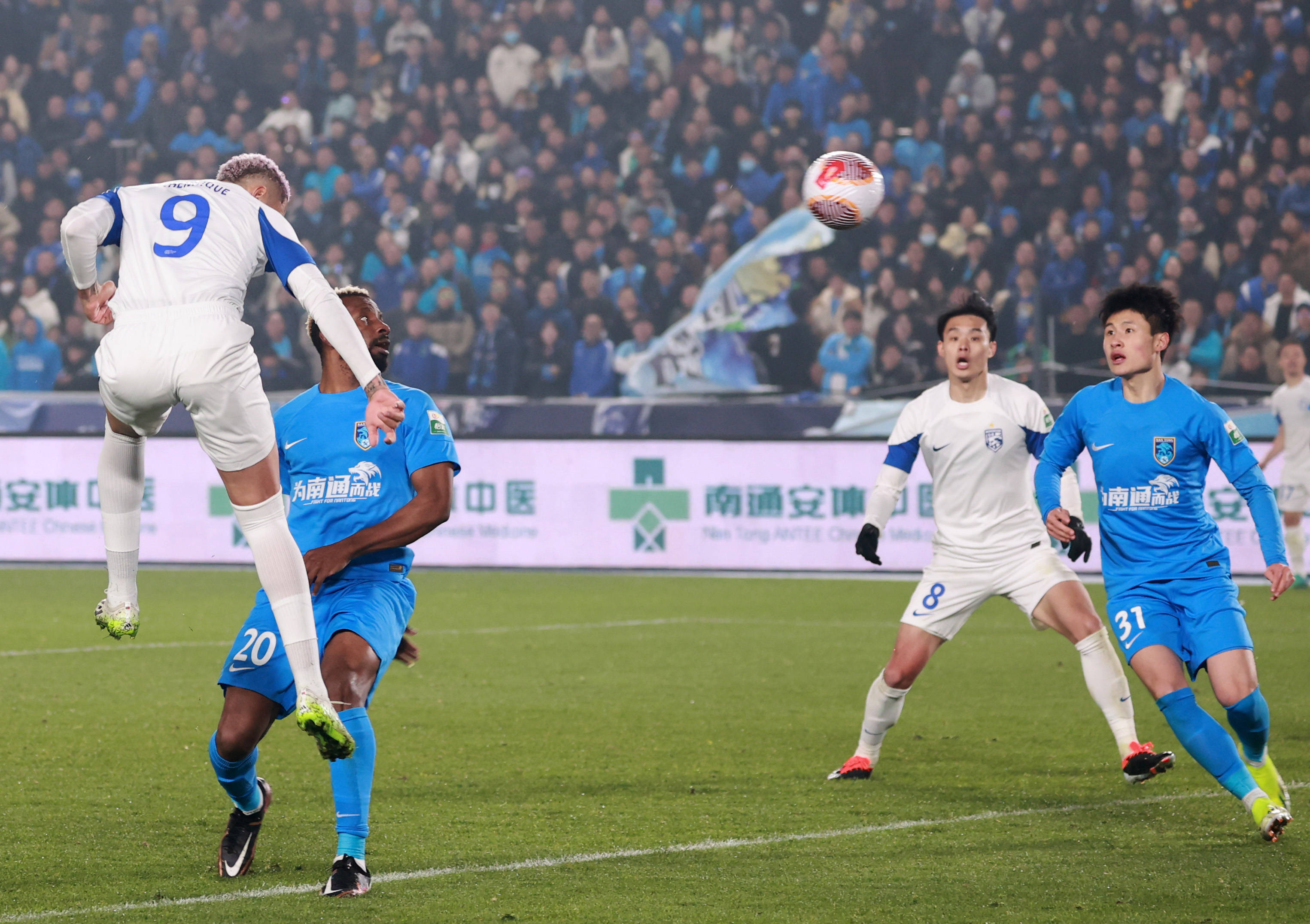 aoa体育体育官网-精彩足球对决精彩呈现，球迷热情高涨的简单介绍